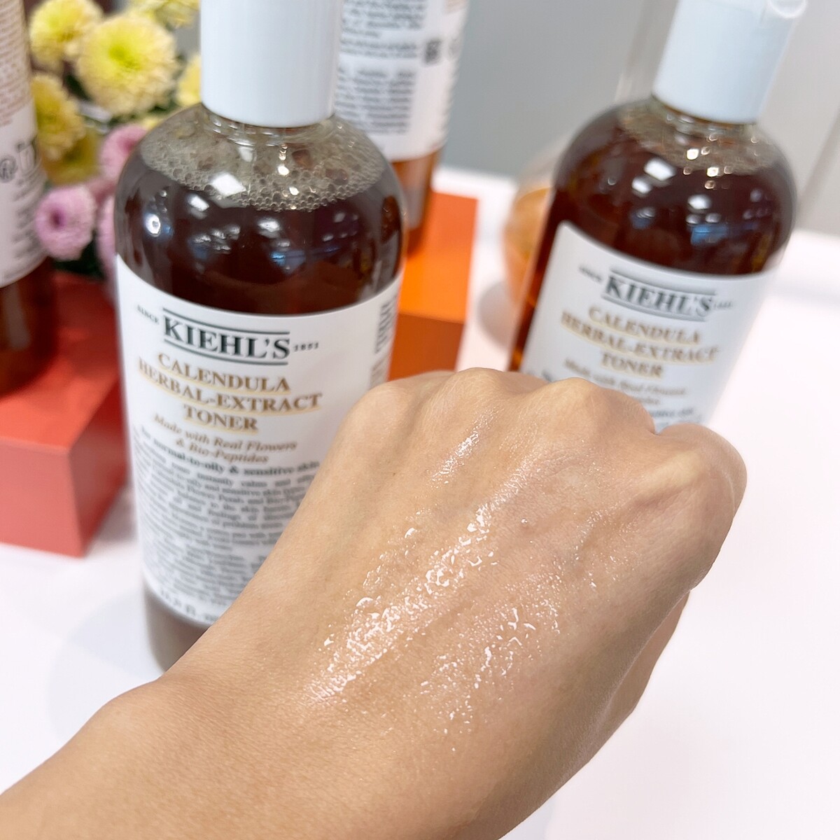 Kiehl&rsquo;s契爾氏金盞花精華修護化妝水質地示意。