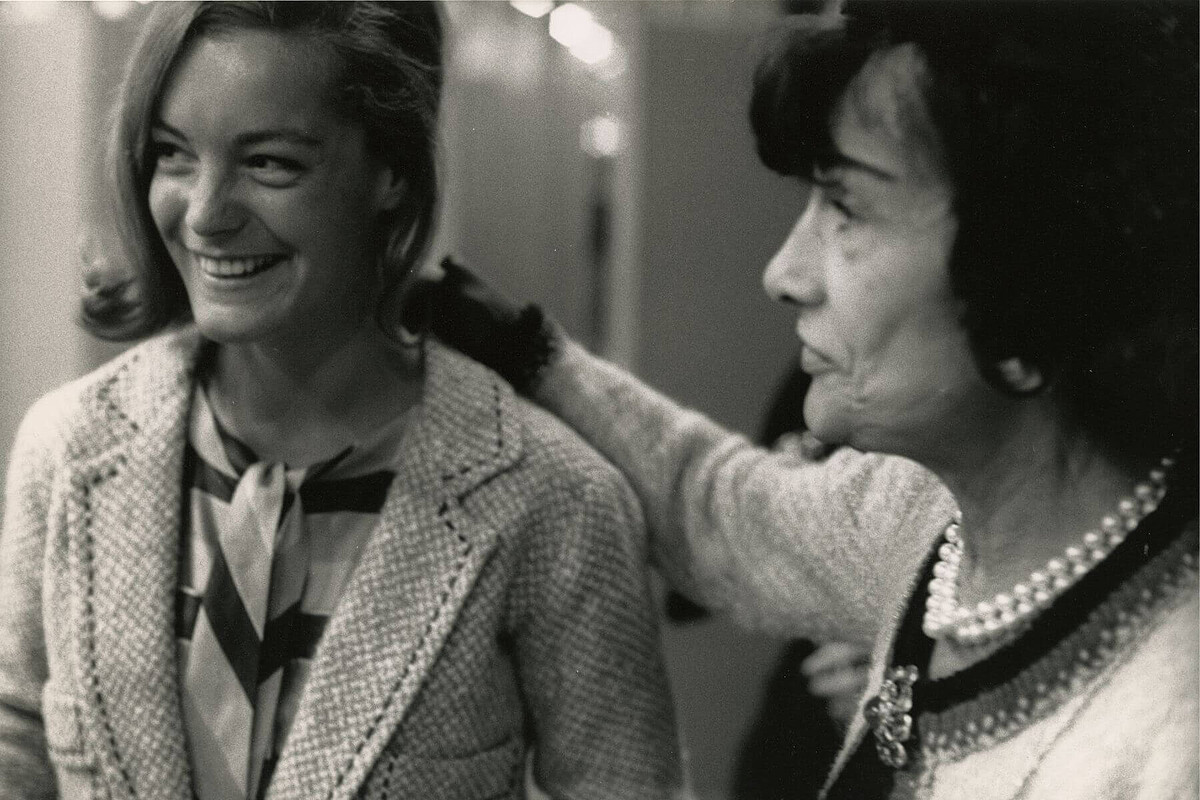 香奈兒女士曾經受邀前往好萊塢電影工業發展，因為當年美國製片人塞繆爾．戈德溫（Samuel Goldwyn）想藉由他的時尚地位為演員製作服裝，藉以吸引更多美國女性觀眾。