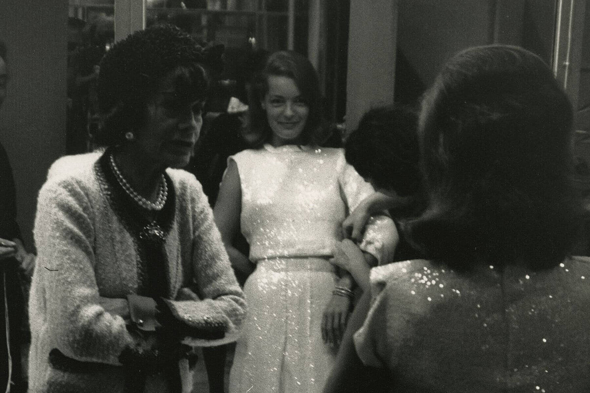 演員羅美．雪妮黛在電影《三艷嬉春》裡的每個造型都是由香奈兒女士親自打理設計。