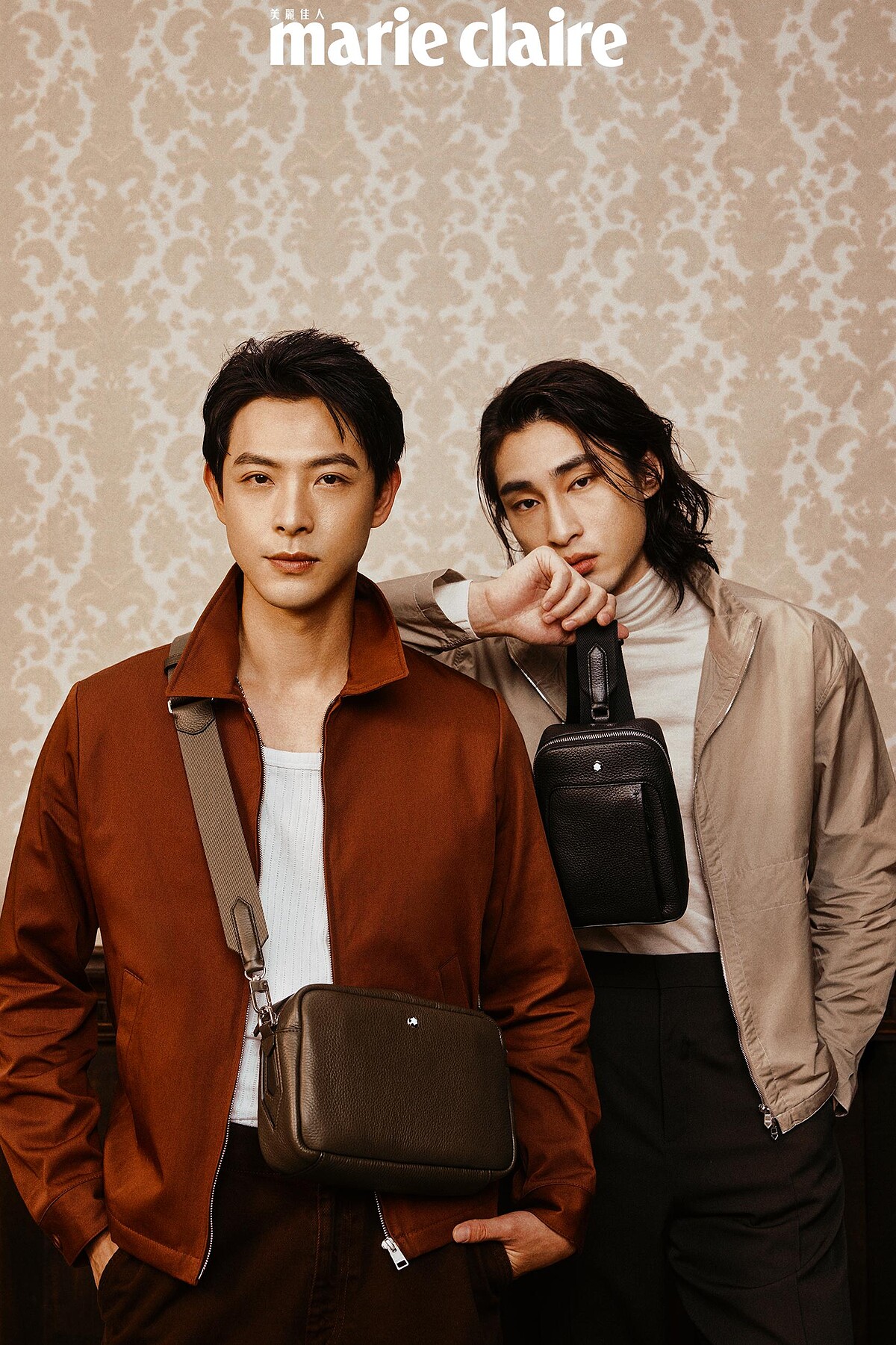 連晨翔：紅棕色拉鍊外套 、咖啡色長褲、休閒鞋，all by Sandro；白色背心，H&M；Grian Crossbody斜背包，Montblanc；項鍊，Herm&egrave;s。；章廣辰：白色毛衣、淺卡其風衣外套、深棕色直筒褲 all by Herm&egrave;s；Grian On Body斜背包，Montblanc，編織黑色皮鞋，Allsaints。