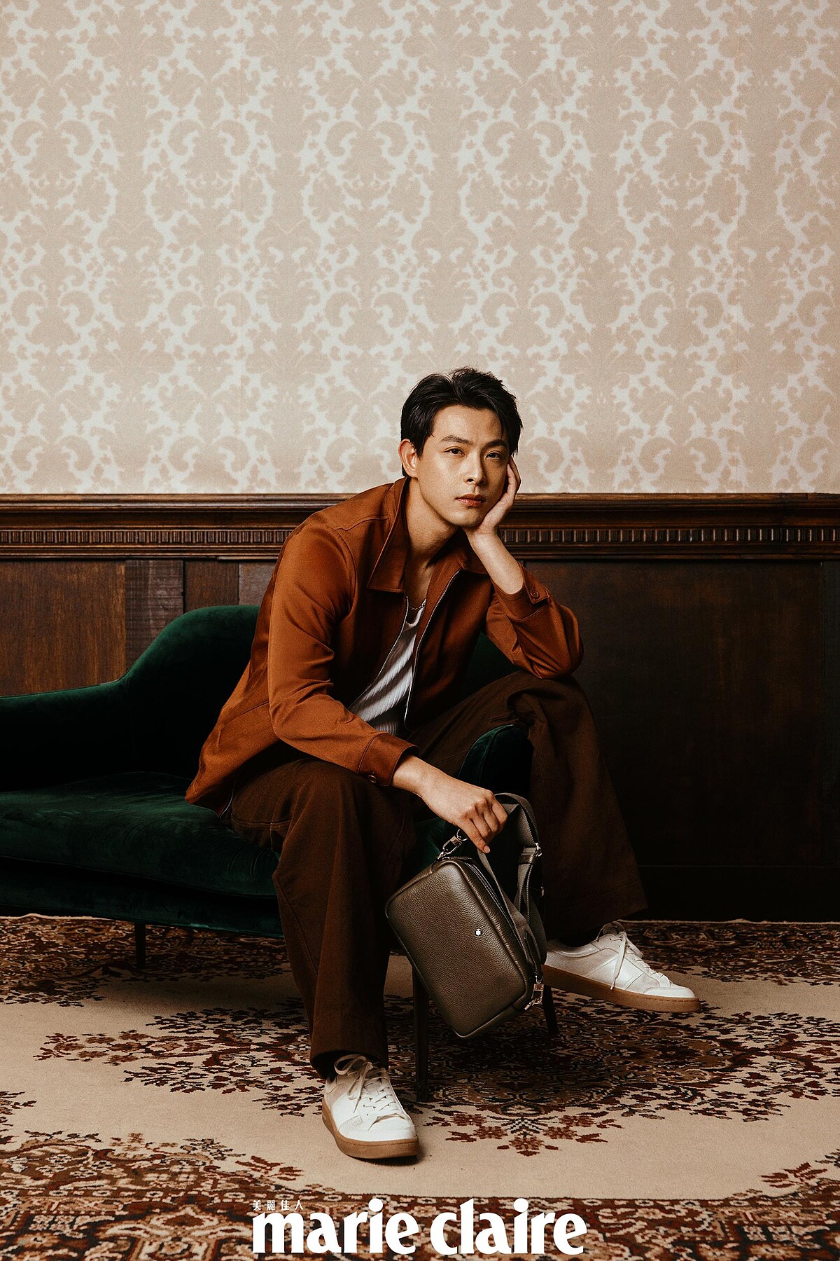 紅棕色拉鍊外套 、咖啡色長褲、休閒鞋，all by Sandro；白色背心，H&M；Grian Crossbody斜背包，Montblanc；項鍊，Herm&egrave;s。