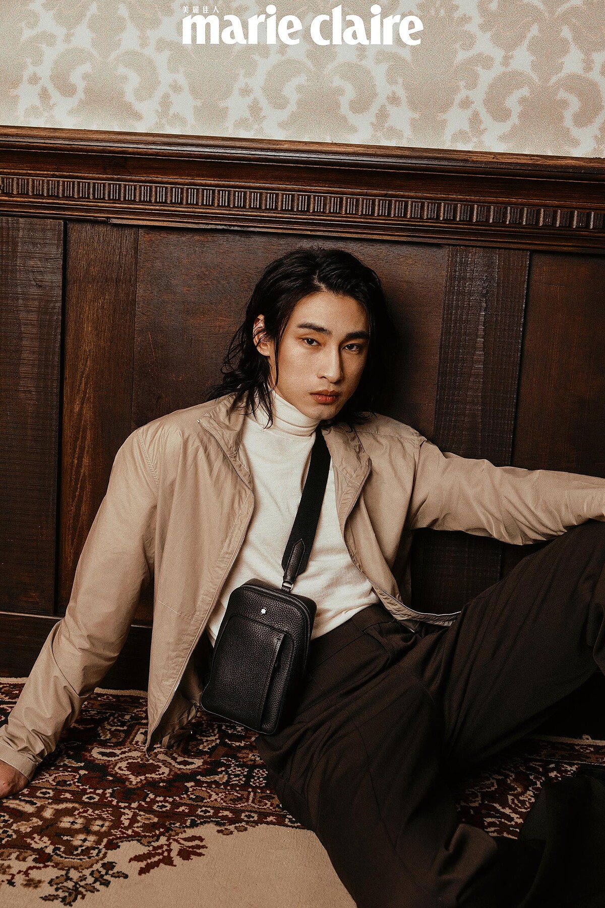 白色毛衣、淺卡其風衣外套、深棕色直筒褲 all by Herm&egrave;s；Grian On Body斜背包，Montblanc，編織黑色皮鞋，Allsaints。