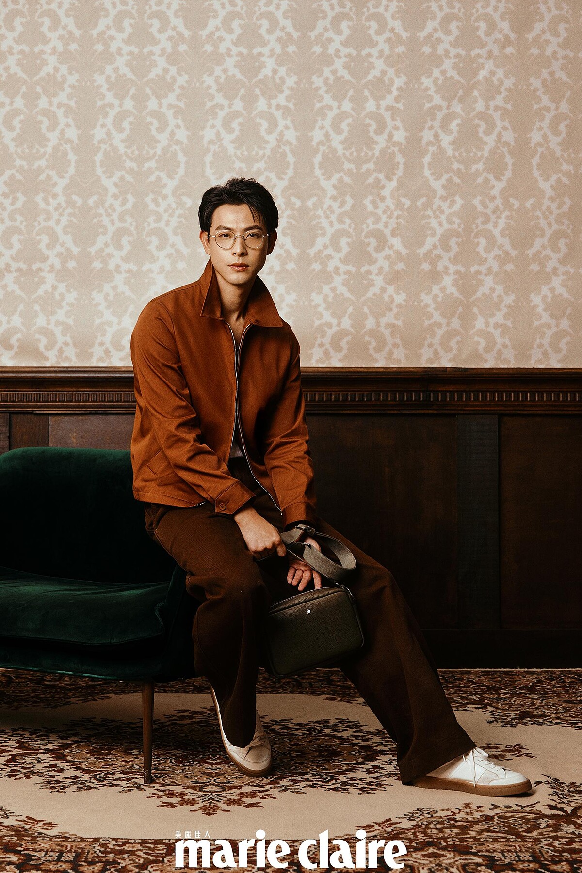 紅棕色拉鍊外套 、咖啡色長褲、休閒鞋，all by Sandro；白色背心，H&M；Grian Crossbody斜背包，Montblanc；項鍊，Herm&egrave;s；銀框眼鏡，Gentle Monster。