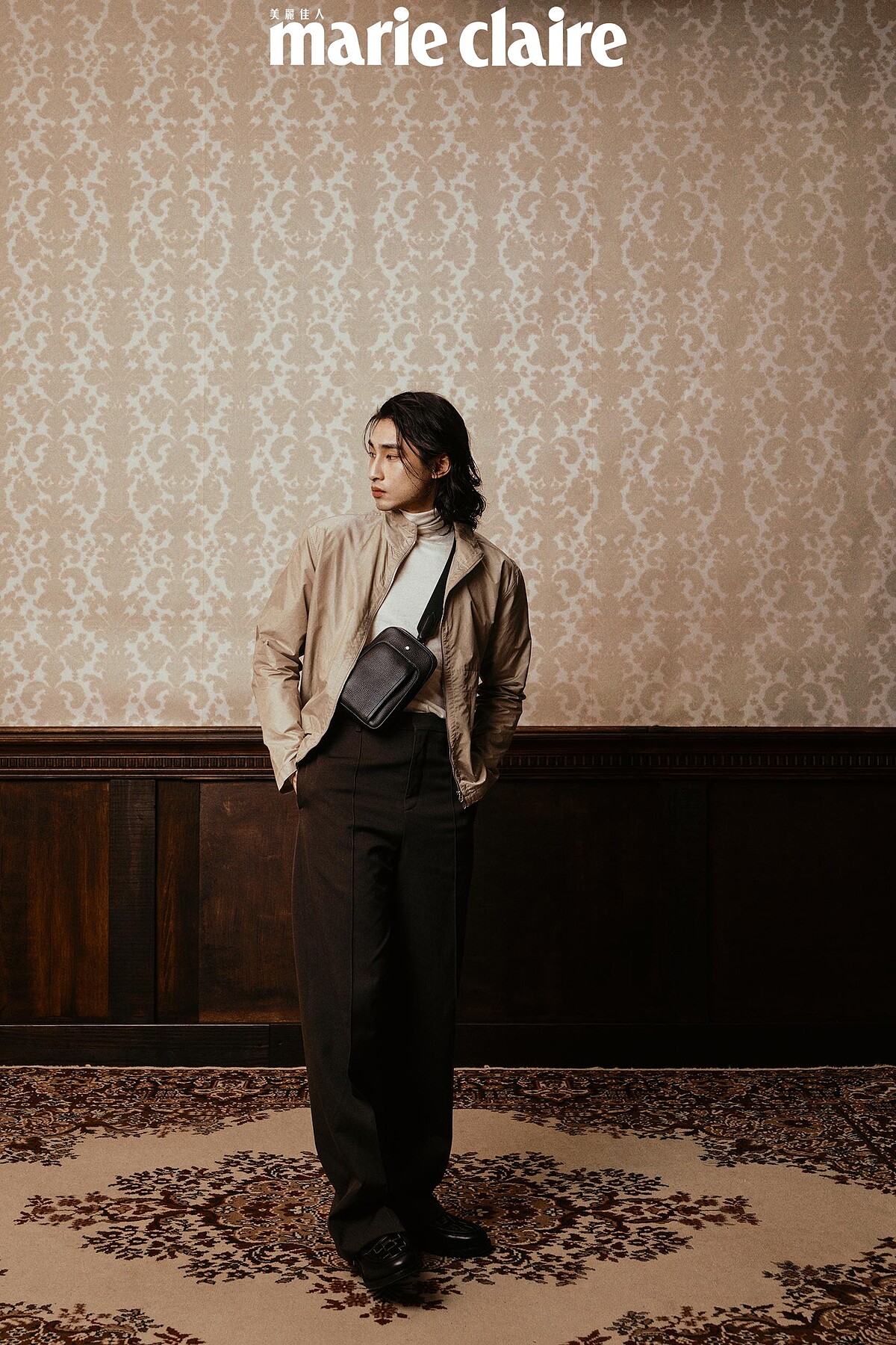 白色毛衣、淺卡其風衣外套、深棕色直筒褲 all by Herm&egrave;s；Grian On Body斜背包，Montblanc，編織黑色皮鞋，Allsaints。