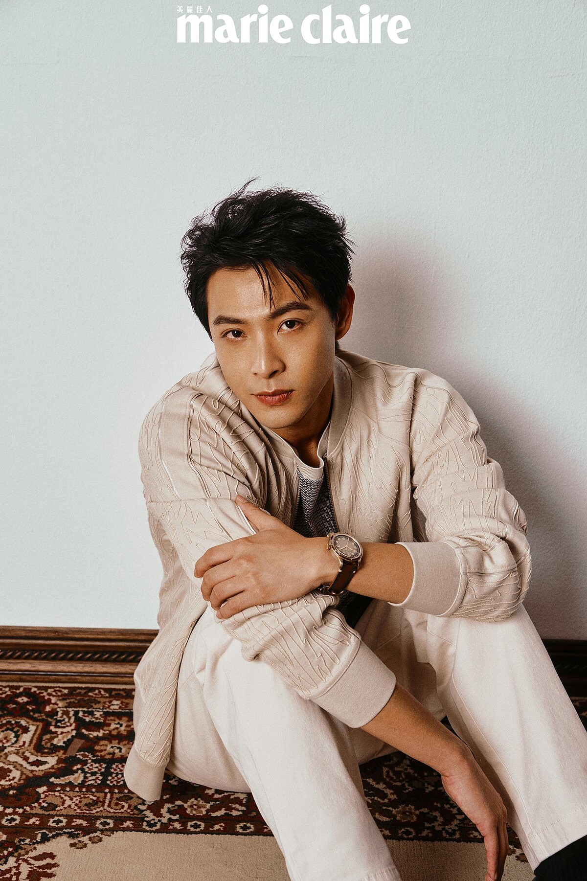 米色織紋外套，Allsaints；短袖上衣、米色長褲、灰色休閒鞋，all by Boss；1858系列日期顯示自動零氧腕錶，Montblanc。