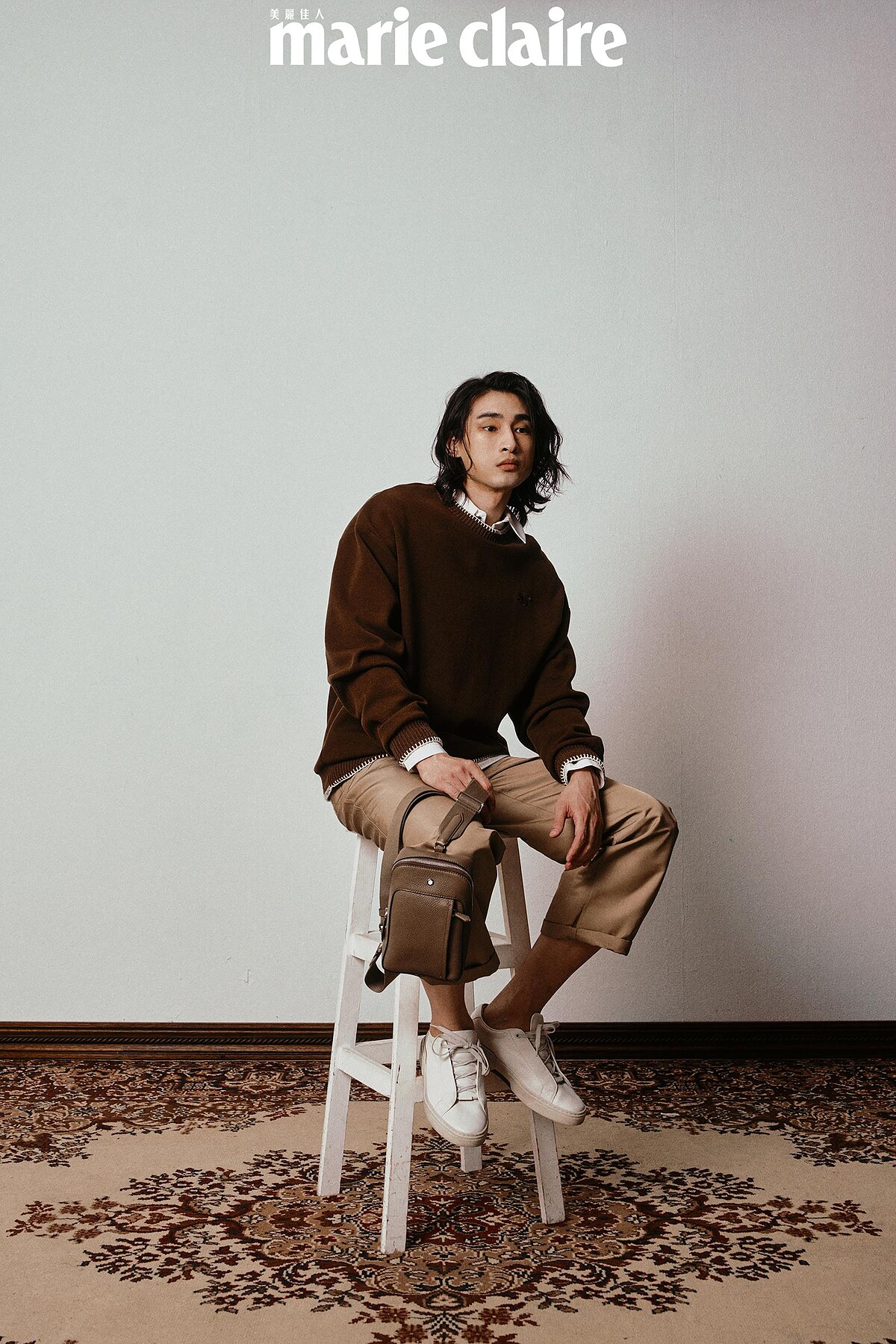 章廣辰：咖啡色針織衫、白色襯衫、卡其色長褲 all by Shiatzy Chen；Grian On Body斜背包，Montblanc；白色休閒鞋，Boss