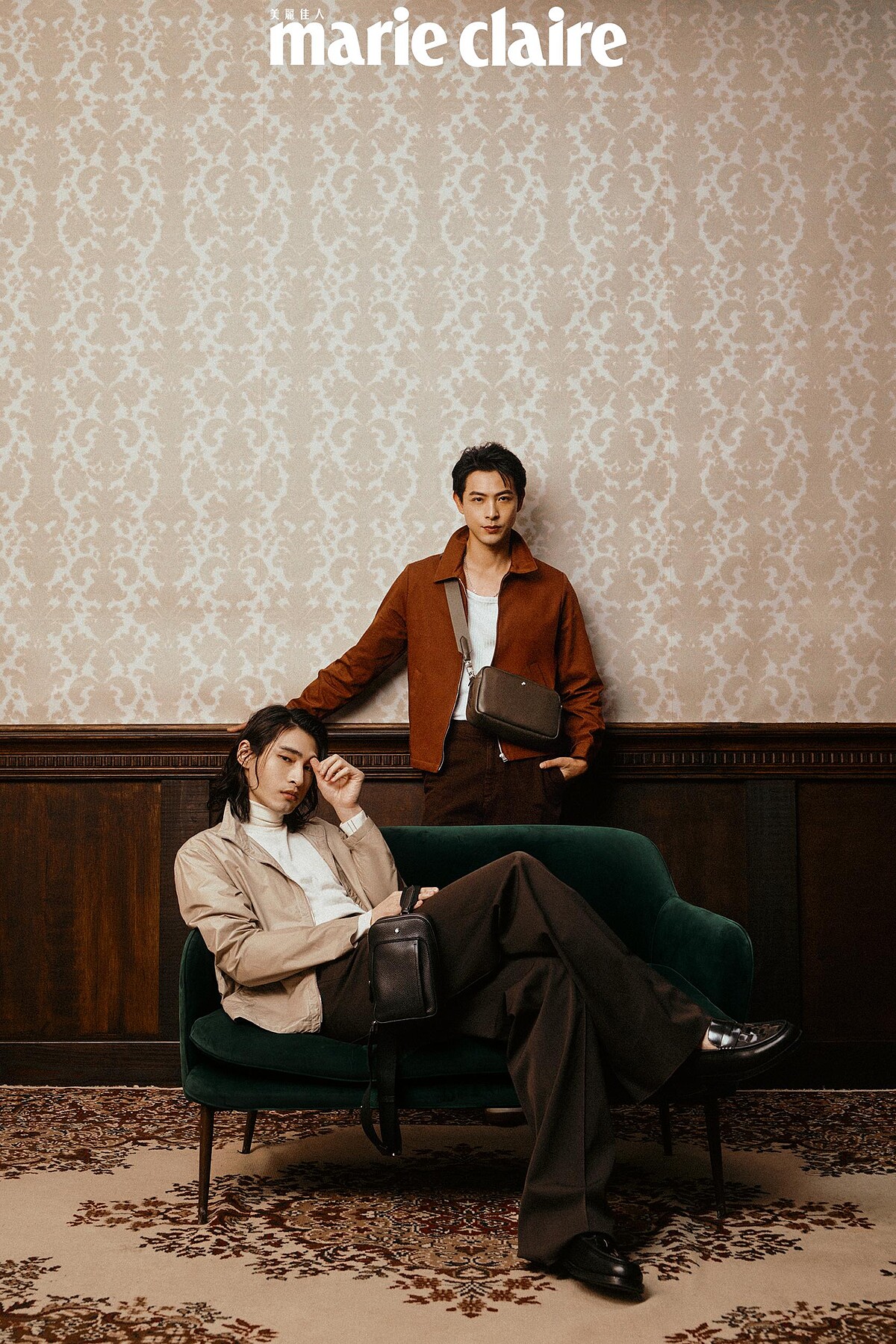 連晨翔：紅棕色拉鍊外套 、咖啡色長褲、休閒鞋，all by Sandro；白色背心，H&M；Grian Crossbody斜背包，Montblanc；項鍊，Herm&egrave;s。；章廣辰：白色毛衣、淺卡其風衣外套、深棕色直筒褲 all by Herm&egrave;s；Grian On Body斜背包，Montblanc，編織黑色皮鞋，Allsaints。