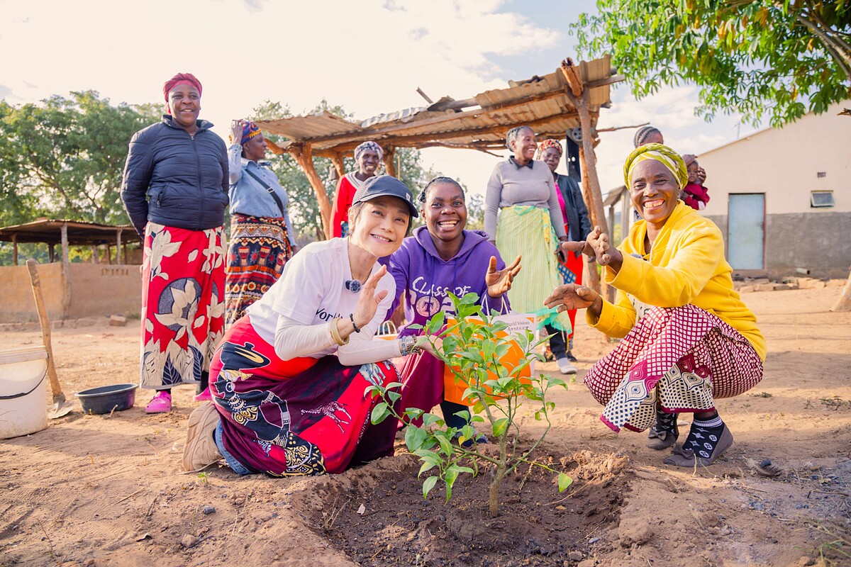 展望會終身志工張艾嘉身體力行,與 FMNR 農民一起種下橘子樹。