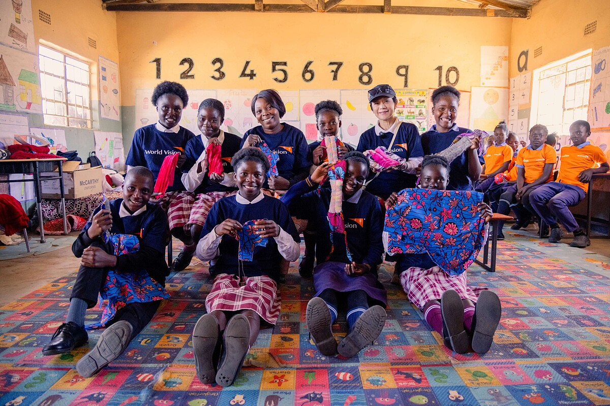 張艾嘉與「經期友善」學校的女孩們合影。