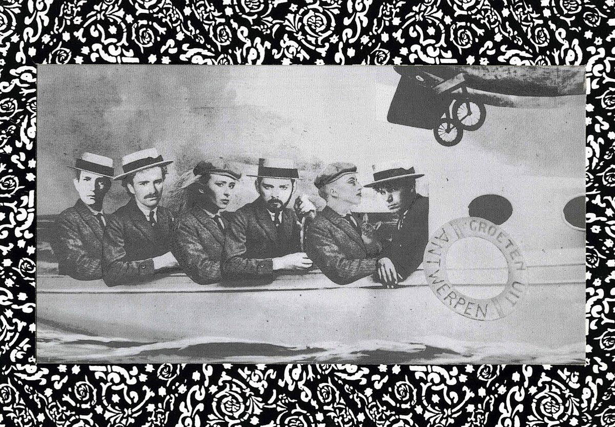 1985年，安特衛普六人幫於 Scheldekaaien（謝爾德河堤岸）曾舉辦過一場別具歷史意義的時裝秀，此為邀請卡。