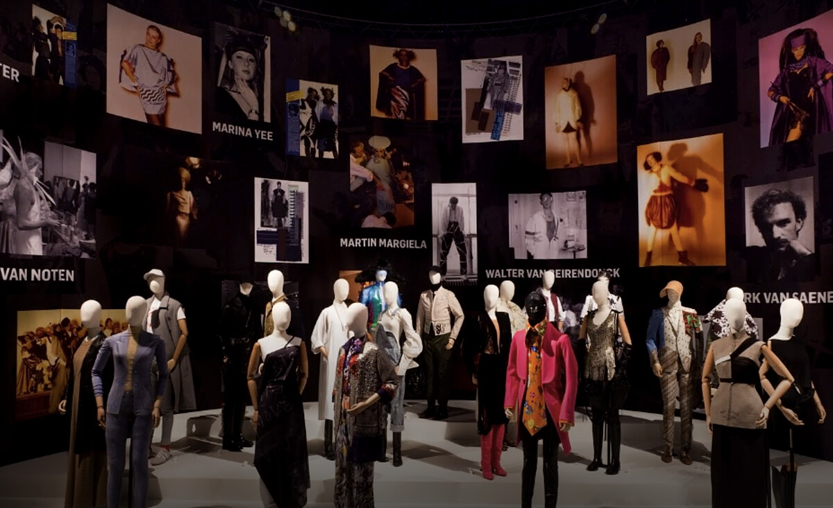 《Happy Birthday Dear Academie》展覽影像出自MoMu安特衛普時尚博物館，博物館於2014年以裝置藝術的方式回顧與致敬皇家藝術學院時裝系的歷史與影響力。透過場景設計營造學院在國際時尚舞台上獨特而深遠的地位。