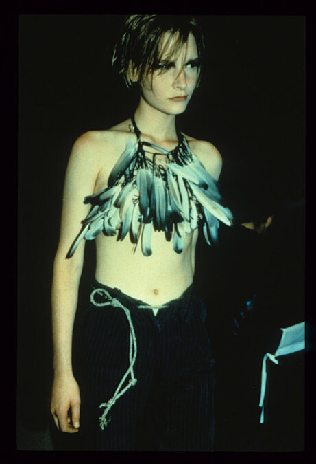 Ann Demeulemeester的作品融合了每個人內心深處的力量與脆弱之間的張力。羽毛的概念在他的作品中反覆出現，象徵這種敏感。2014年的「天堂鳥」展覽中，MoMu 展出了他許多標誌性的羽毛造型作品。