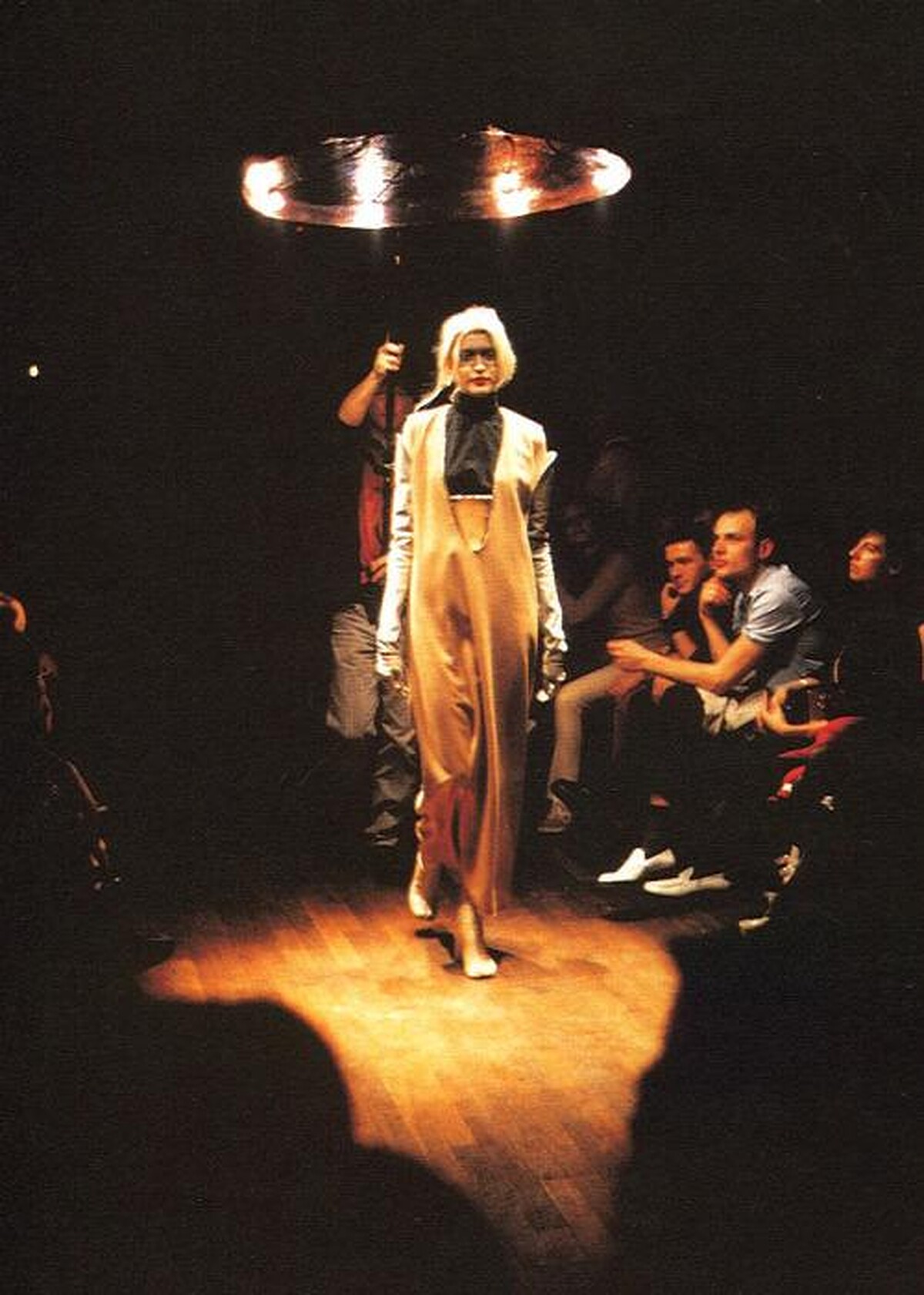Martin Margiela 1996 年秋冬女裝秀。