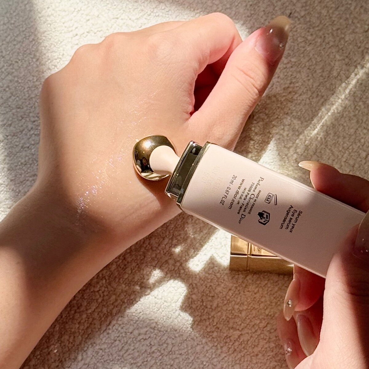 迪奧精萃再生微導眼凝萃質地示意。