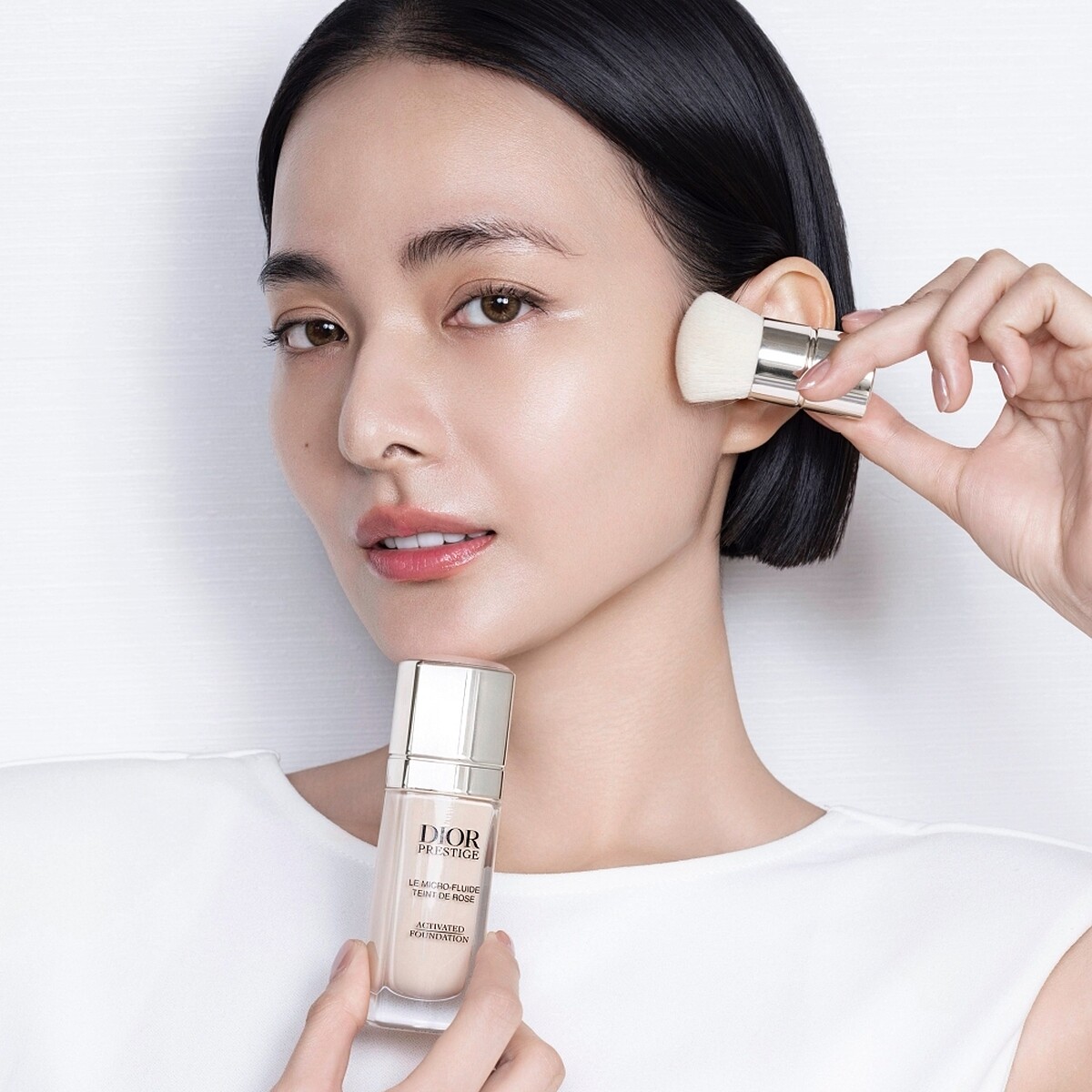 迪奧精萃再生玫瑰微導粉底妝感示意。