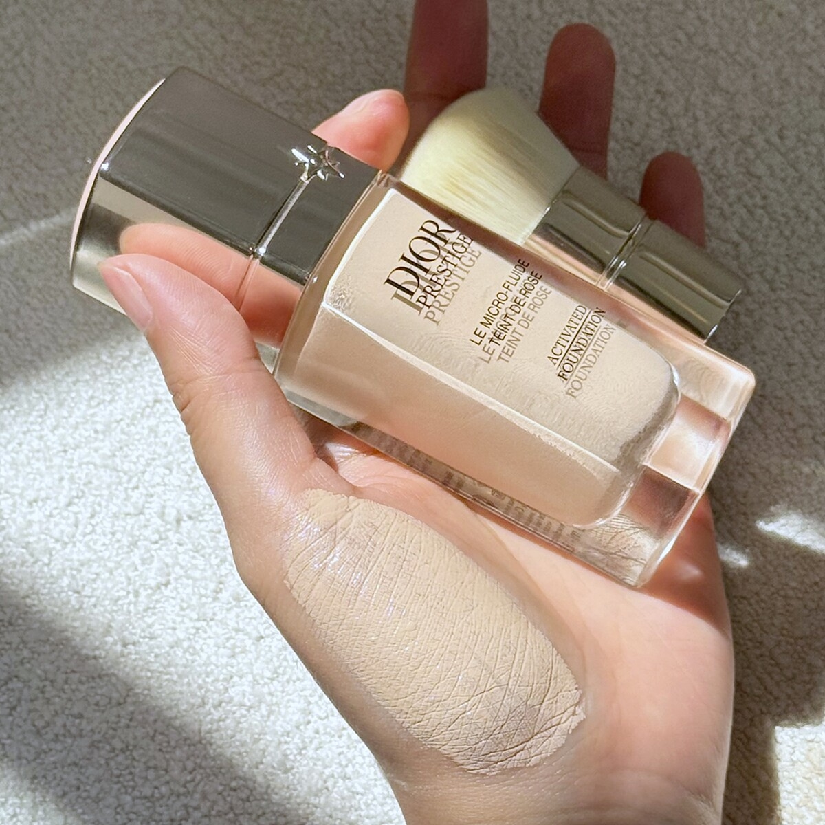 迪奧精萃再生玫瑰微導粉底#1N手部試色。