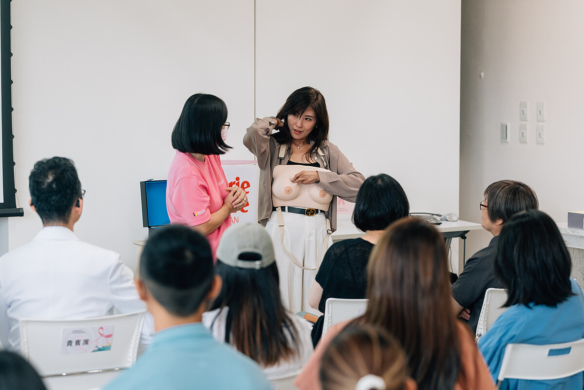 台灣癌症臨床研究發展基金會謝麗鳳護理長，指導聽眾學習如何正確進行自我檢測。