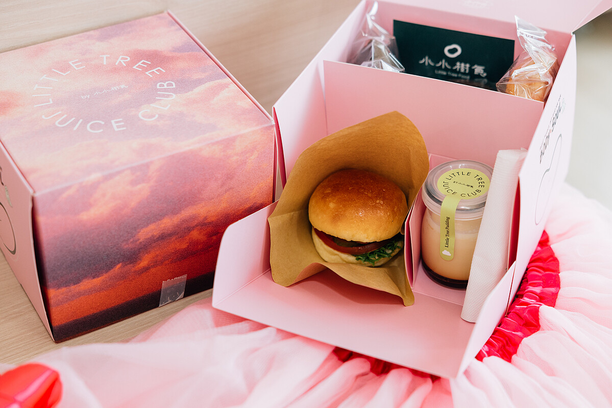 知名米其林綠星餐廳小小樹食特別提供「特製粉紅餐盒」，響應本場粉紅絲帶乳癌防治講座。