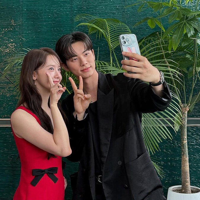 韓劇《暴君的廚師》由潤娥與24歲新生代男星李彩玟搭檔演出，兩人在劇中有滿滿的化學效應，因此開播後成為今年秋季檔期的大黑馬。