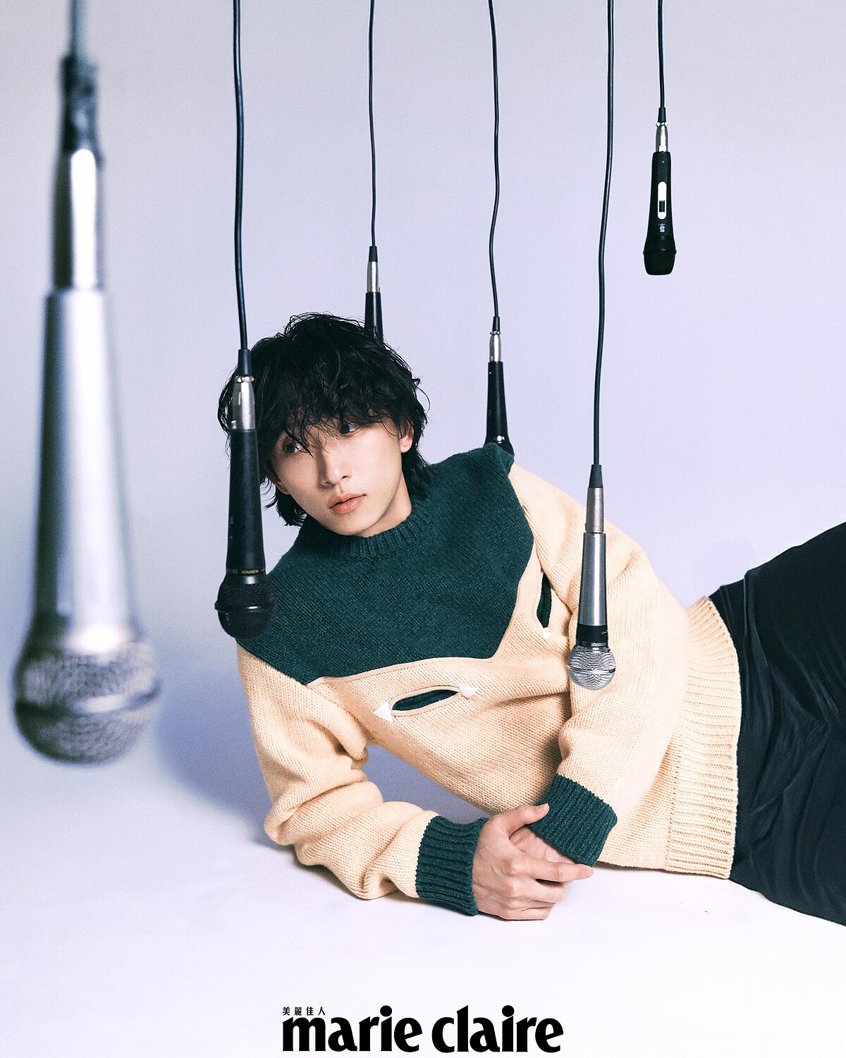 籃球項鍊、撞色毛衣，both by Prada；黑色皮褲，Fendi。