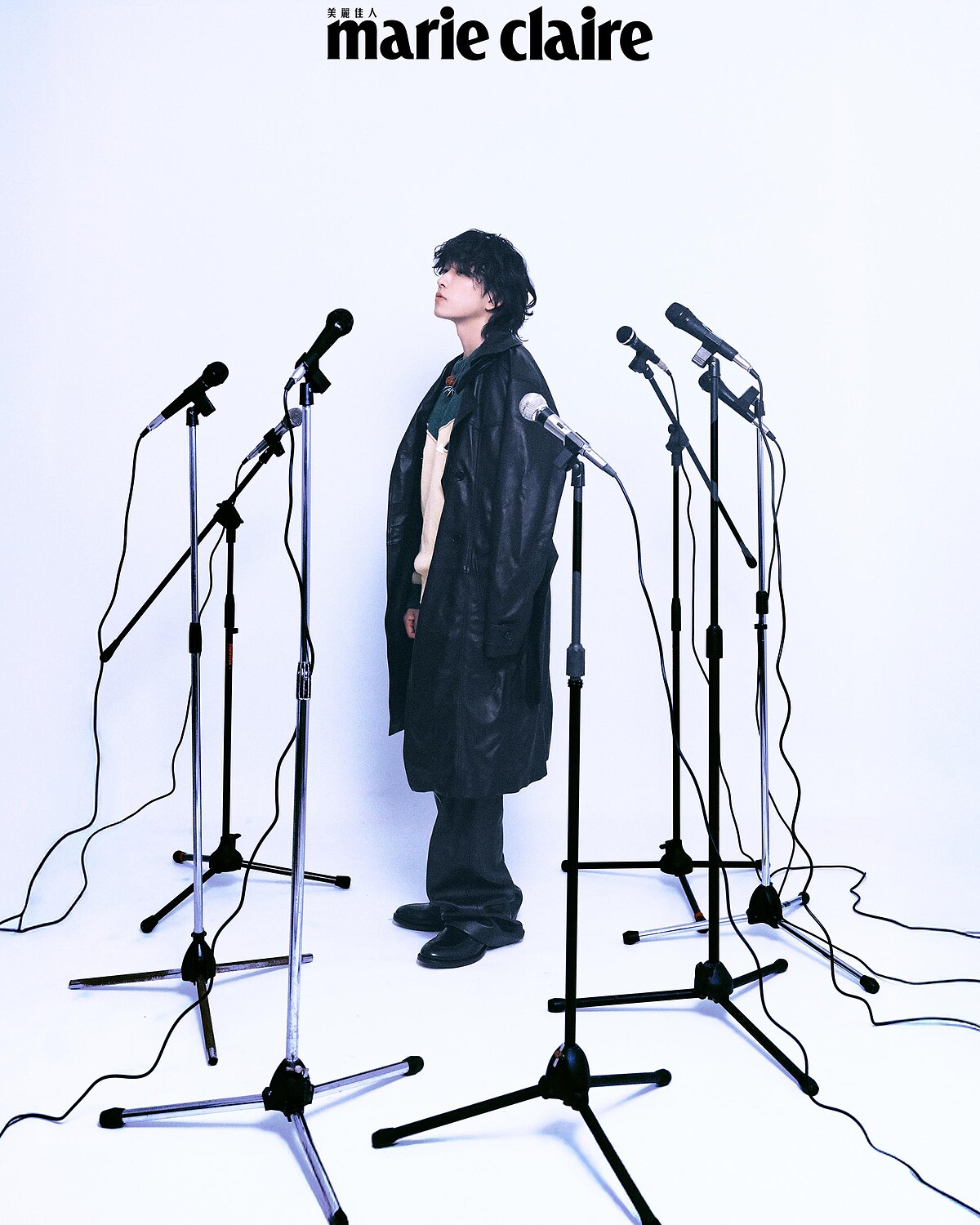 籃球項鍊、撞色毛衣，both by Prada；黑色皮大衣，Allsaints；黑色皮褲，Fendi；皮鞋，Gucci。