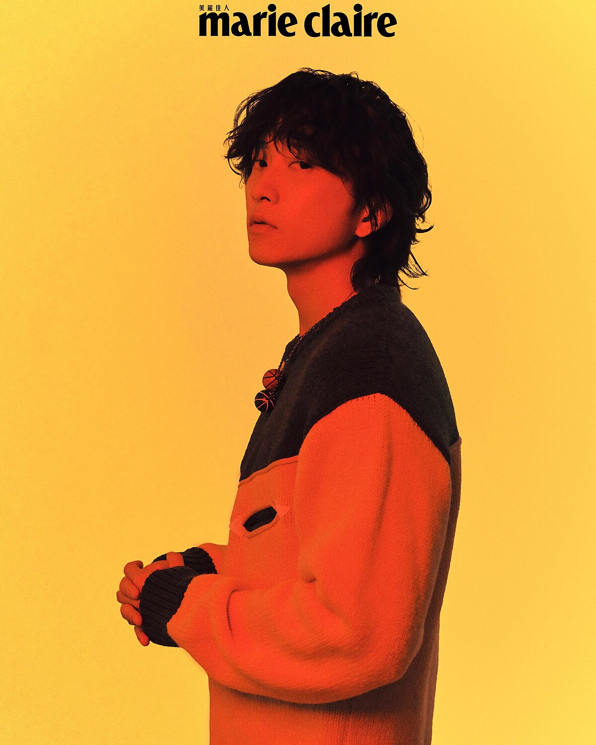 籃球項鍊、撞色毛衣，both by Prada。