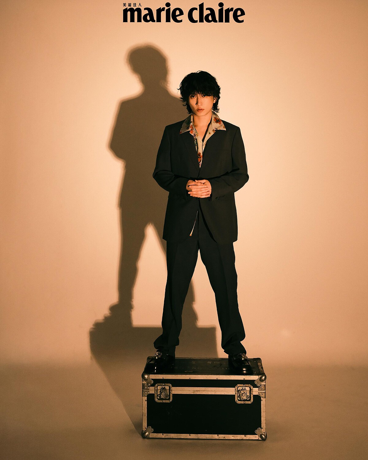 灰色西裝外套、灰色西裝長褲、金屬吊環樂福鞋，all by Prada；印花襯衫，Loewe。