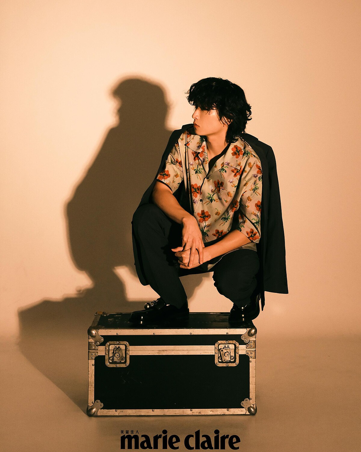 灰色西裝外套、灰色西裝長褲、金屬吊環樂福鞋，all by Prada；印花襯衫，Loewe。