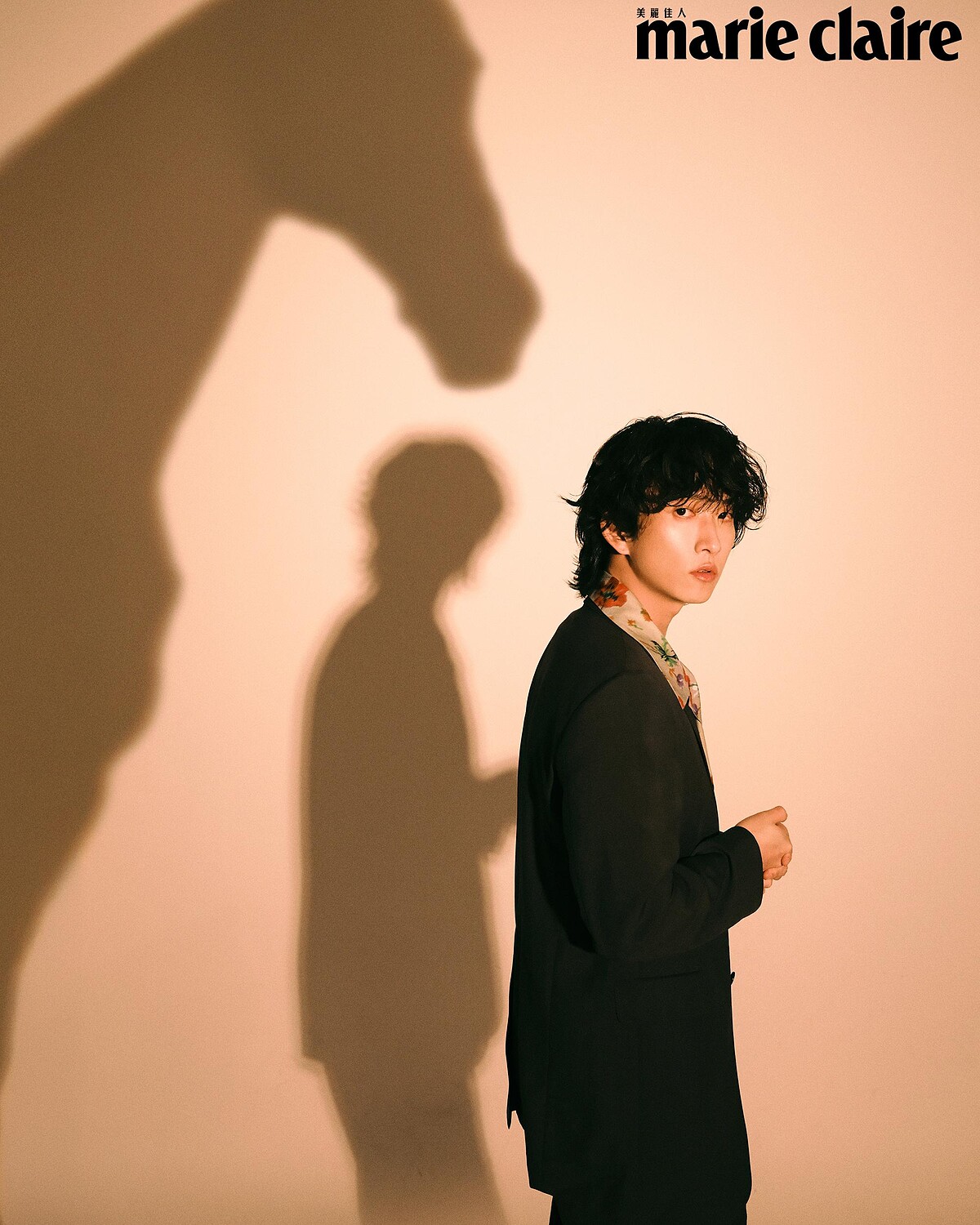 灰色西裝外套、灰色西裝長褲、金屬吊環樂福鞋，all by Prada；印花襯衫，Loewe。