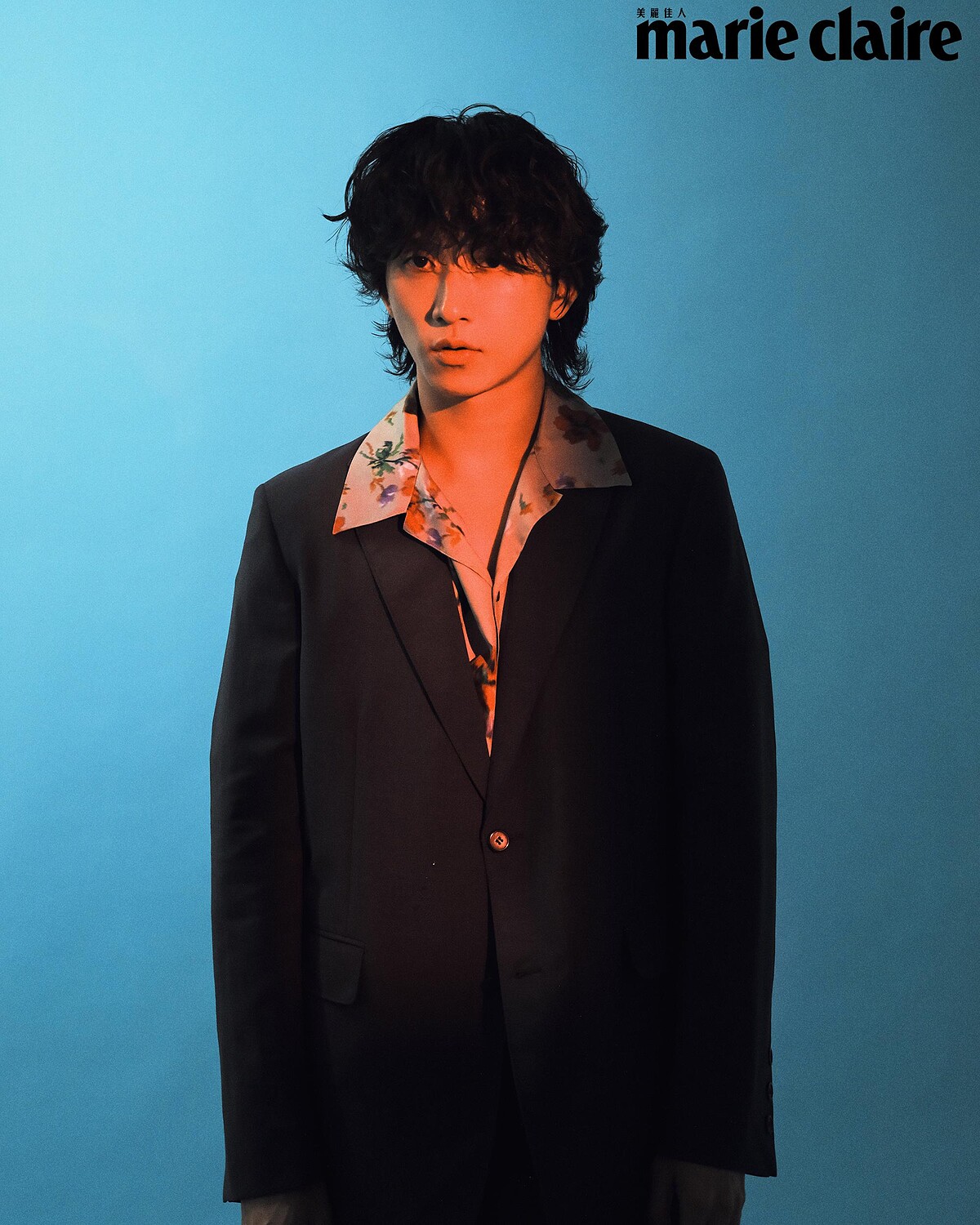 灰色西裝外套、灰色西裝長褲，both by Prada；印花襯衫，Loewe。