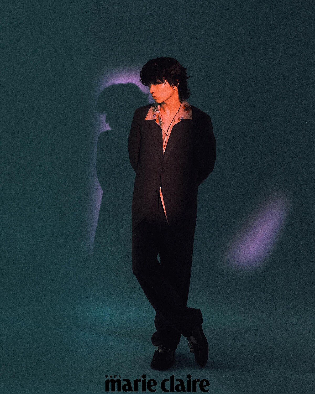 灰色西裝外套、灰色西裝長褲、金屬吊環樂福鞋，all by Prada；印花襯衫，Loewe。