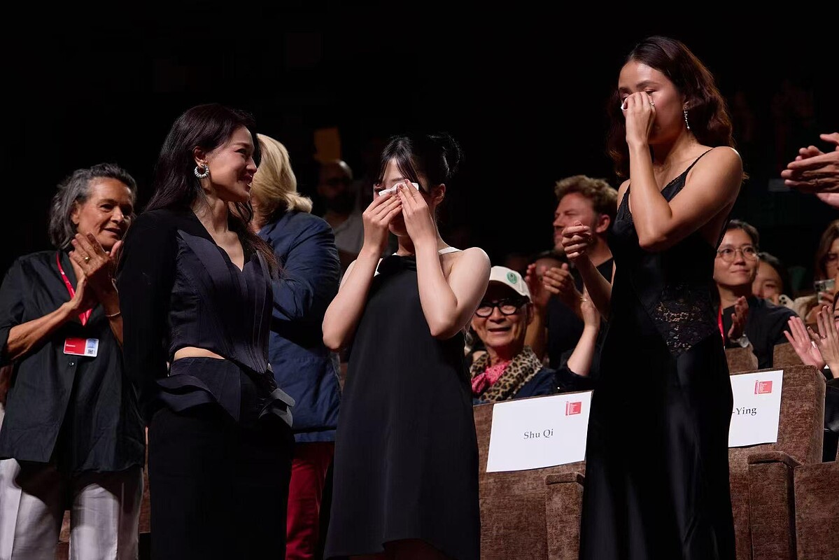 《女孩》威尼斯影展首映結束後，白小櫻（中）和9m88（右）也哭了