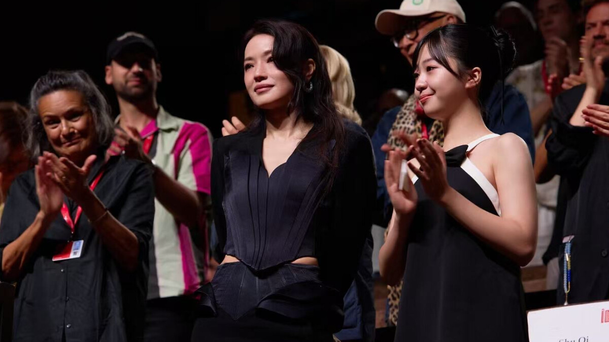 舒淇執導《女孩》威尼斯影展世界首映激動落淚！全場起立鼓掌長達15分鐘，直言「很擔心自己沒把工作做好」