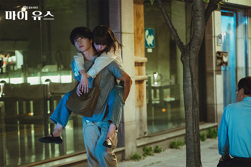 成濟妍喝醉鮮于海背著走，被網友虧「為背而背」