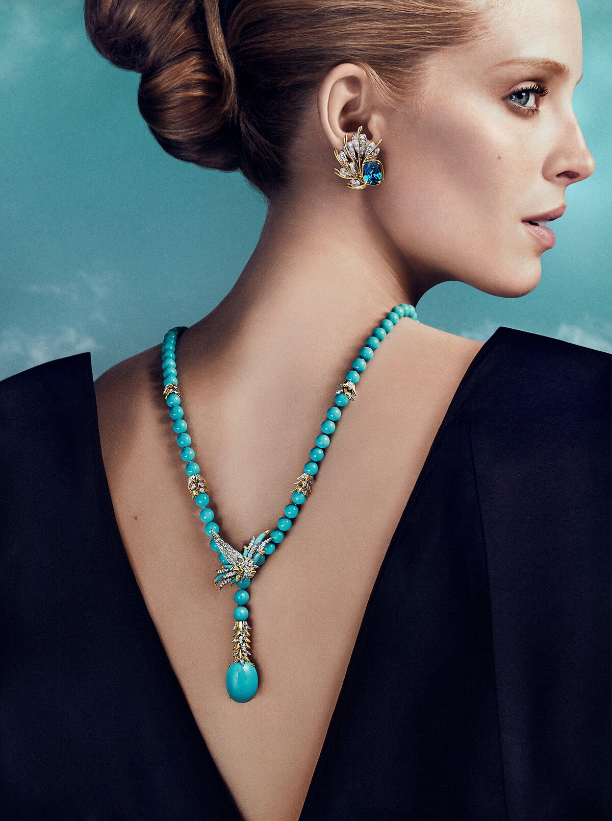 超模Abby Champion配戴Bird on a Rock by Tiffany石上鳥高級珠寶系列綠松石項鍊