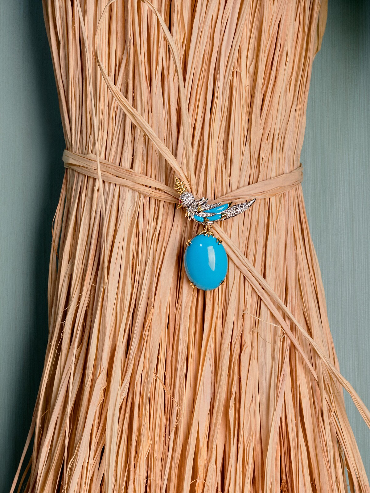 Bird on a Rock by Tiffany 石上鳥高級珠寶系列綠松石胸針 鉑金與黃 K 金鑲嵌主石為近 24 克拉的綠松石與綠松石羽毛、鑽石 及紅寶石眼 參考價格：店洽