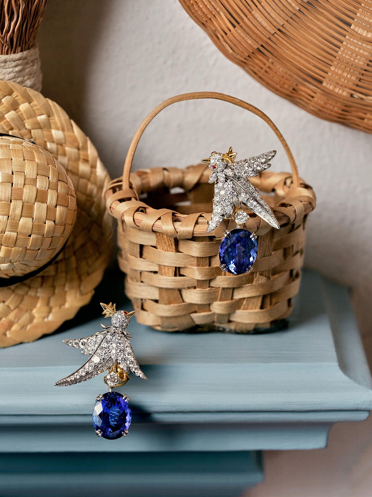 Bird on a Rock by Tiffany 石上鳥高級珠寶系列坦桑石鑽石耳環 鉑金與黃 K 金鑲嵌近 10 克拉的坦桑石與鑽石及紅寶石眼 參考價格：店洽