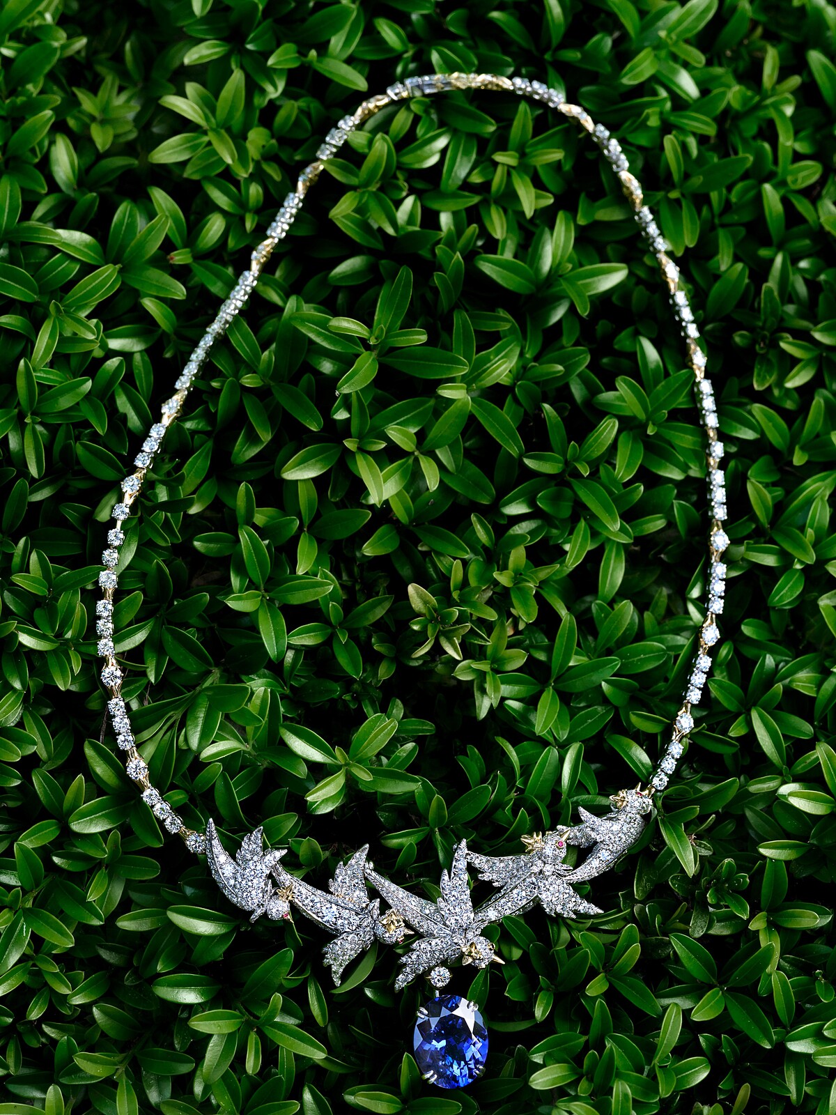 Bird on a Rock by Tiffany 石上鳥高級珠寶系列坦桑石鑽石項鍊 鉑金與黃 K 金鑲嵌近 12 克拉的坦桑石與鑽石及紅寶石眼 參考價格：店洽