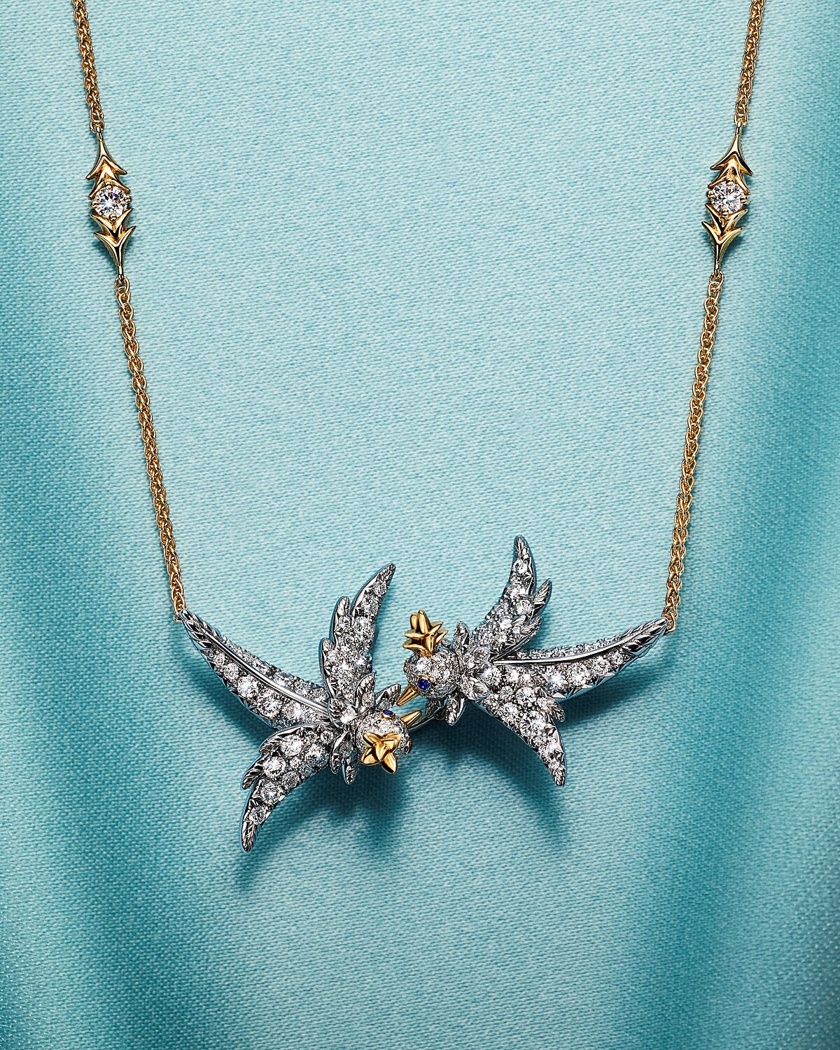 Bird on a Rock by Tiffany 石上鳥珠寶系列 Lovebirds 鏈墜 鉑金與黃 K 金鑲嵌鑽石，藍寶石眼 參考價格約 NTD 1,115,000