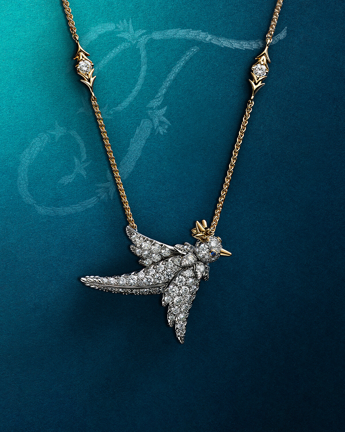 Bird on a Rock by Tiffany 石上鳥珠寶系列鏈墜 鉑金與黃 K 金鑲嵌鑽石，藍寶石眼 參考價格約 NTD 635,000