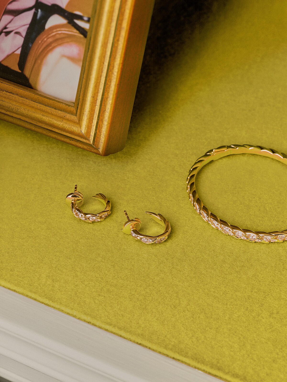 Bird on a Rock by Tiffany 石上鳥珠寶系列 Wings 窄版手環玫瑰 K 金鑲嵌鑽石，參考價格約 NTD 1,020,000；Bird on a Rock by Tiffany 石上鳥珠寶系列 Wings 耳環 玫瑰 K 金鑲嵌鑽石，參考價格約 NTD 287,000