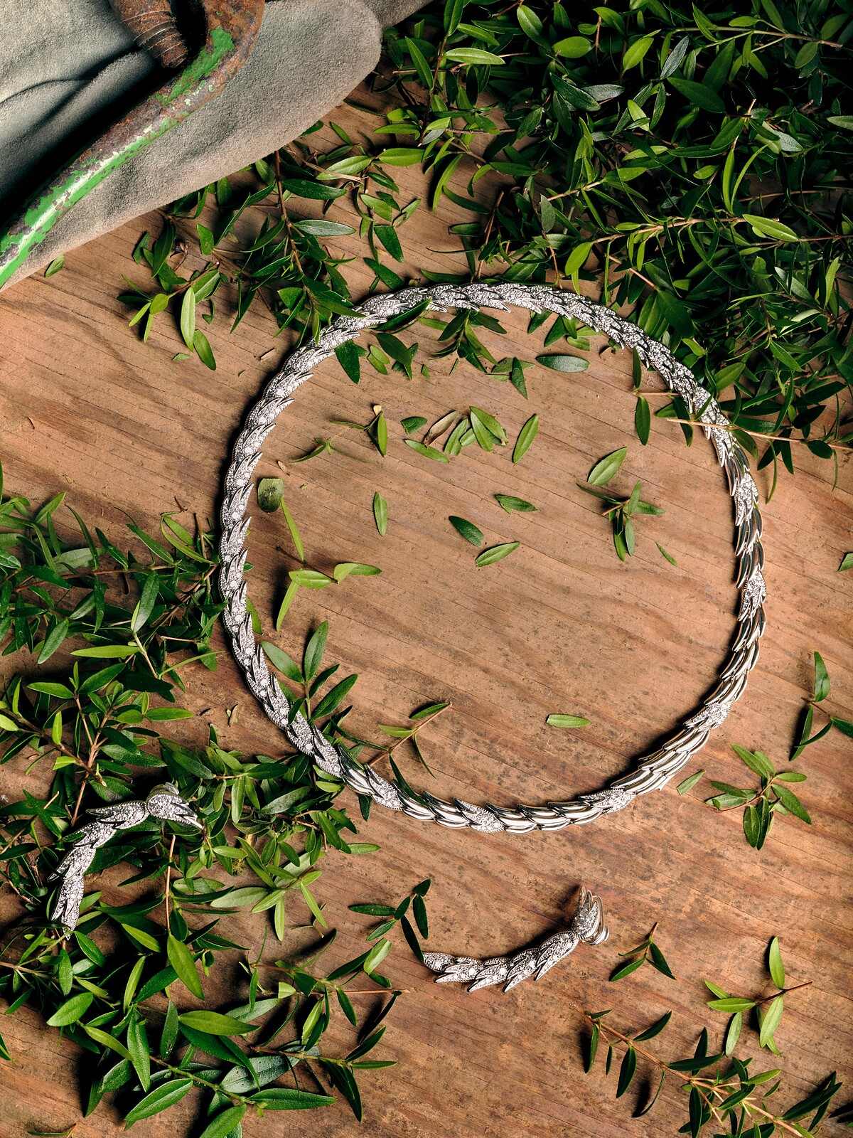 （下）Bird on a Rock by Tiffany 石上鳥珠寶系列 Wings 可轉換垂墜式耳 環 鉑金鑲嵌鑽石，參考價格約 NTD 1,020,000 可兩段式拆卸,耳釘部分可獨立配戴