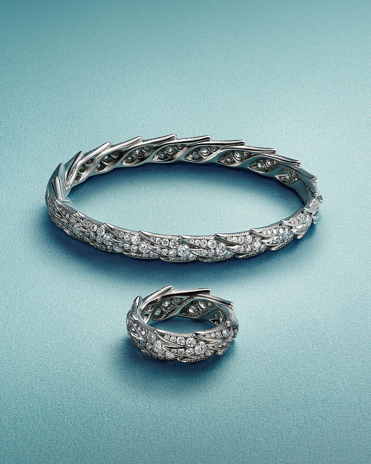 （上）Bird on a Rock by Tiffany 石上鳥珠寶系列 Wings 寬版手環 鉑金鑲嵌鑽石，參考價格約 NTD 1,750,000（下）Bird on a Rock by Tiffany 石上鳥珠寶系列 Wings 寬版戒指 鉑金鑲嵌鑽石，參考價格約 NTD 635,000