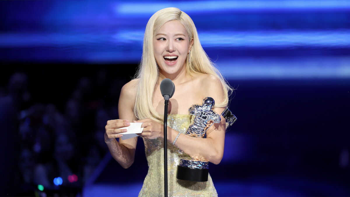 Rosé以〈APT.〉奪2025 MTV音樂錄影帶大獎「年度歌曲」！上台致詞獻給16歲懷抱夢想的自己