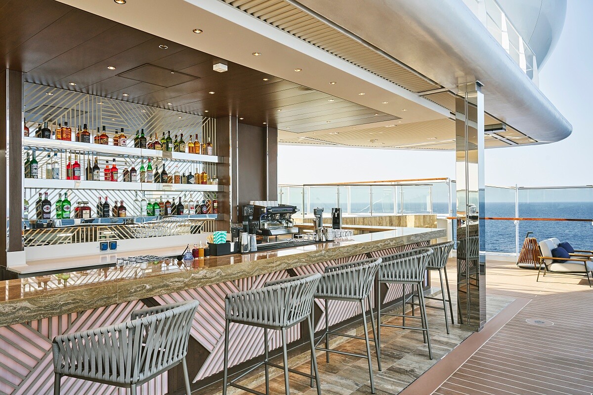 位於船尾頂樓的「Sky Bar 14」。