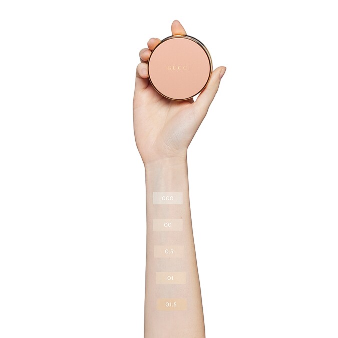 GUCCI柔焦凝光粉餅SPF 20/PA++手部試色。