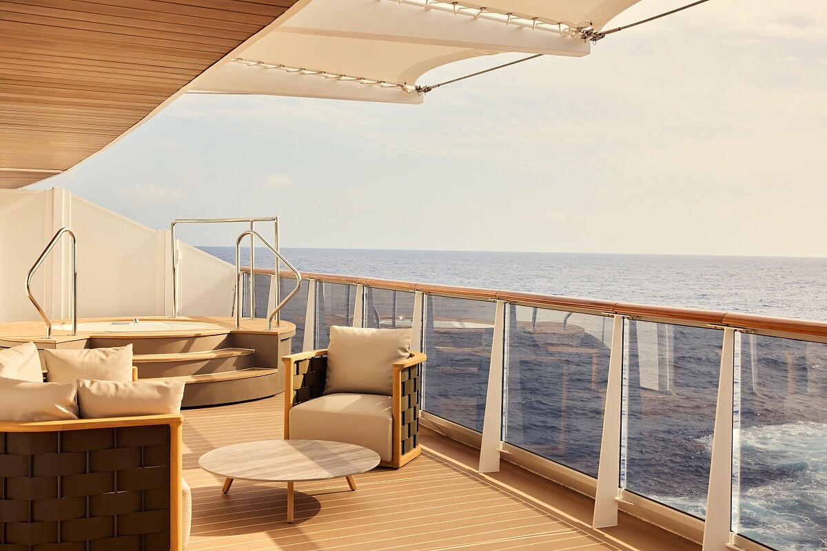 Serenity Residence 的戶外陽台還設有水池。