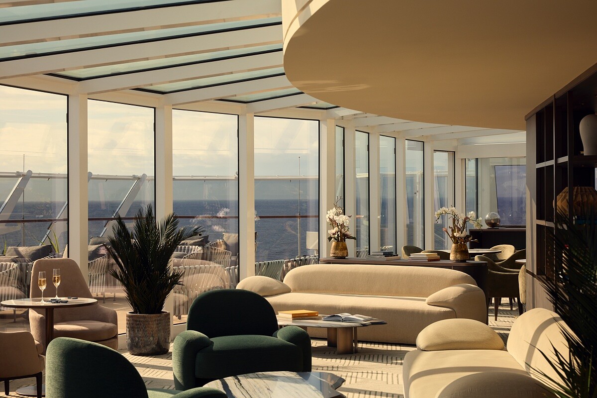 Explora Lounge 空間有大片玻璃，讓自然光灑落空間，旅客可享用傳統英式下午茶，觀賞眼前移動的美景。