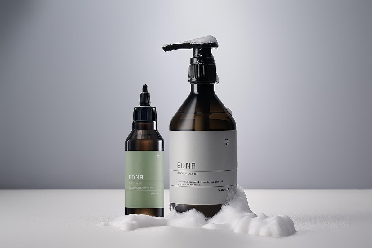 （圖說：角質淨化前導液（左）檀沙控油洗髮露（右）讓頭皮控油力加分，蓬鬆感更持久/ 取自官網）