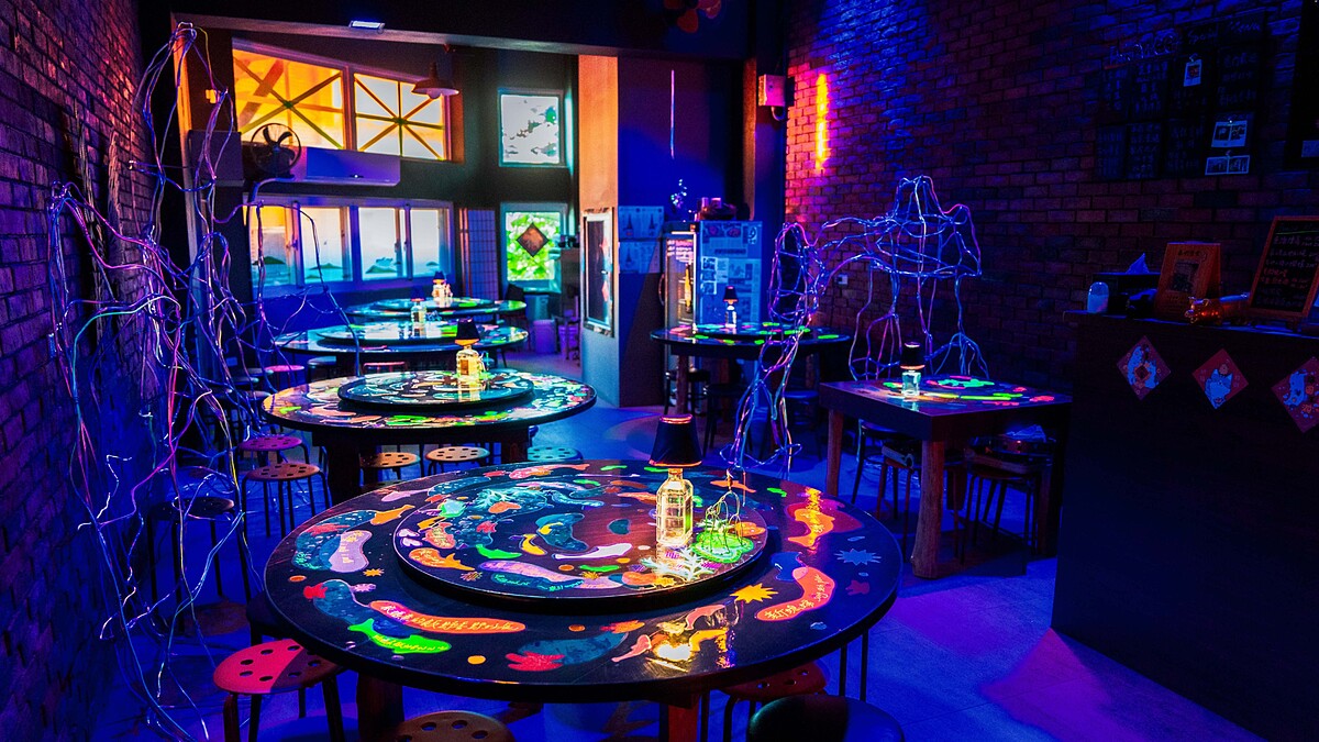 辛綺Xin Qi 《為光所致：泰利 Confined in Light：Tai Li Restaurant》